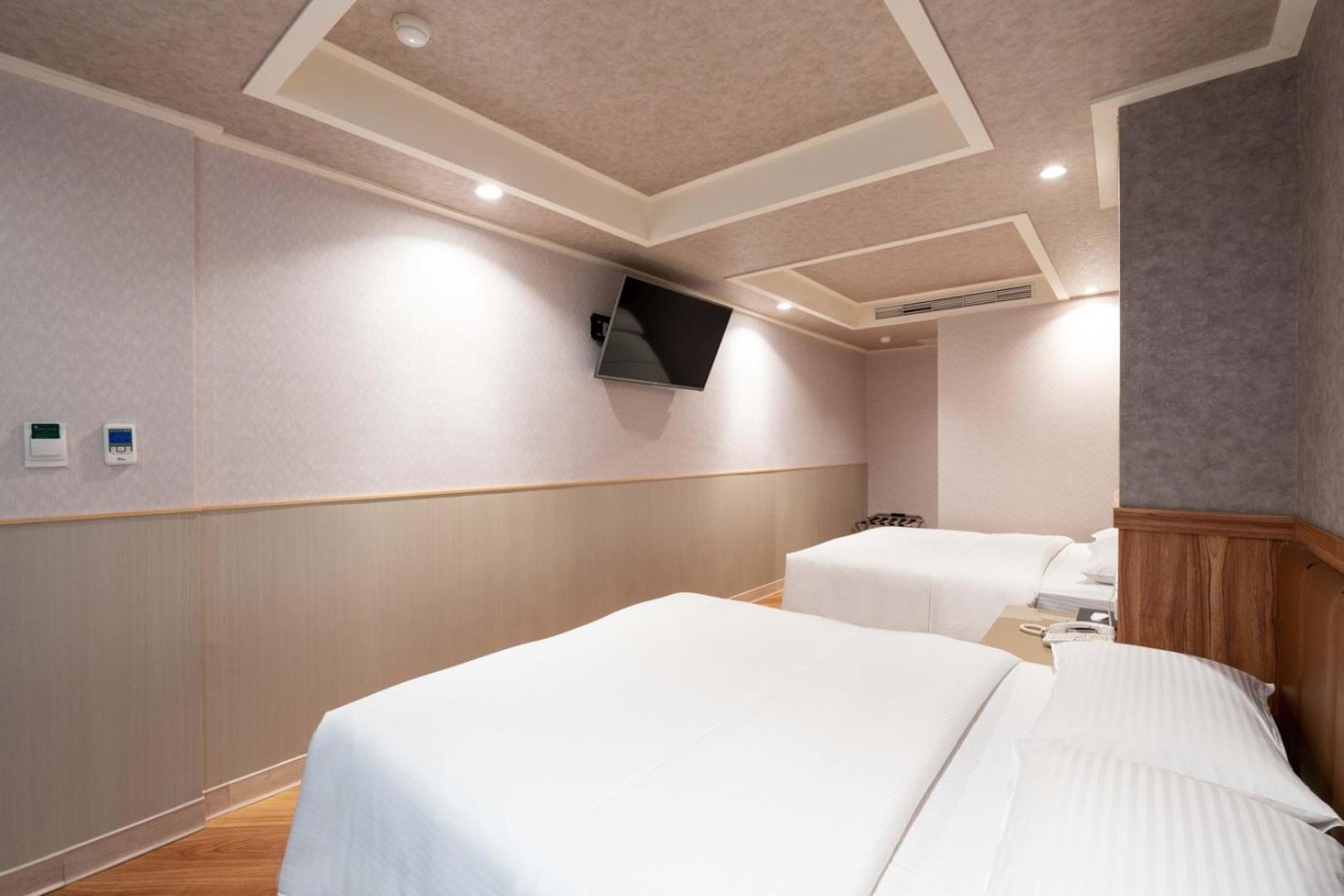 เดอะ ยัง โฮเทล  Hotel จูเป่ย ภายนอก รูปภาพ