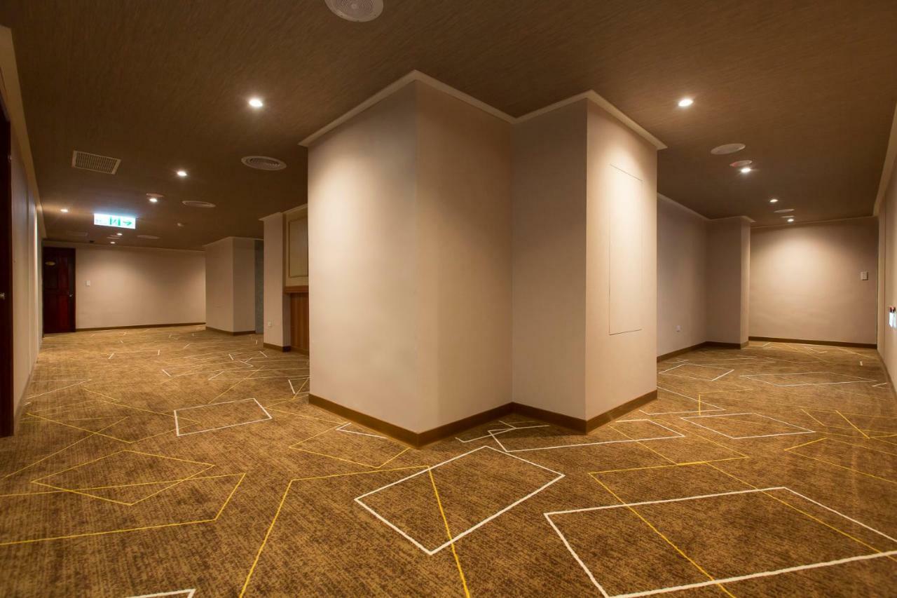 เดอะ ยัง โฮเทล  Hotel จูเป่ย ภายนอก รูปภาพ